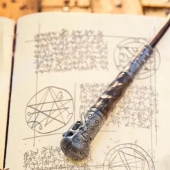 Epic Armoury Baguette Necronomicon, Brun -Promos Halloween Boutique baguette necronomicon brun 2